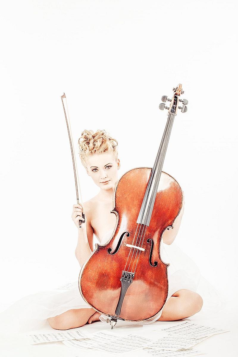 Frau mit Cello vor weißem Hintergrund