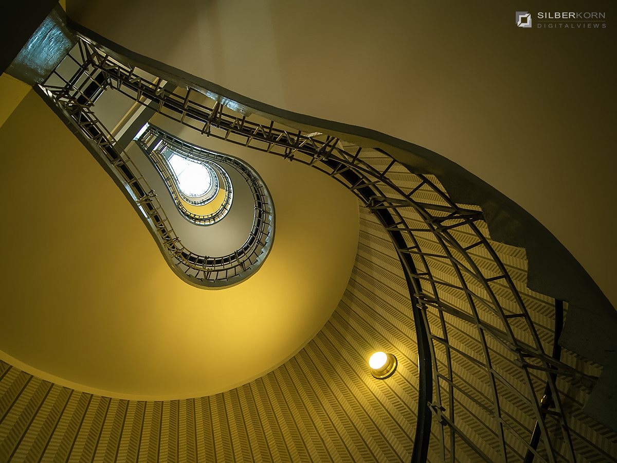 Wendeltreppe von oben in warmem Licht