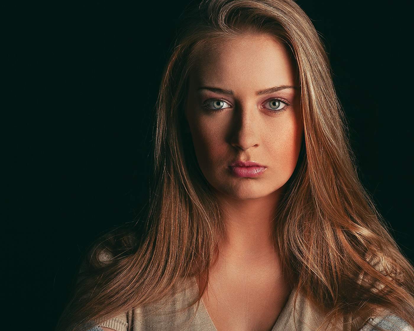 Portrait einer Frau mit langem Haar in warmem Licht